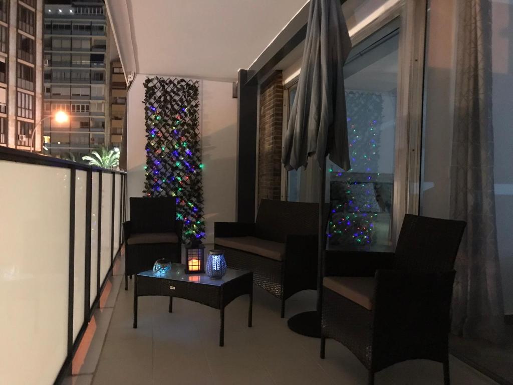 阿利坎特Espacioso y céntrico piso con zona chill-out的阳台上有一棵圣诞树的房间