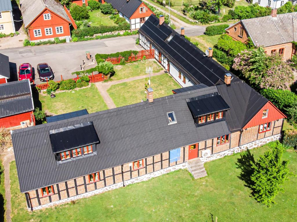 奇维克Ravlunda Byaväg 12的屋顶房屋的空中景致