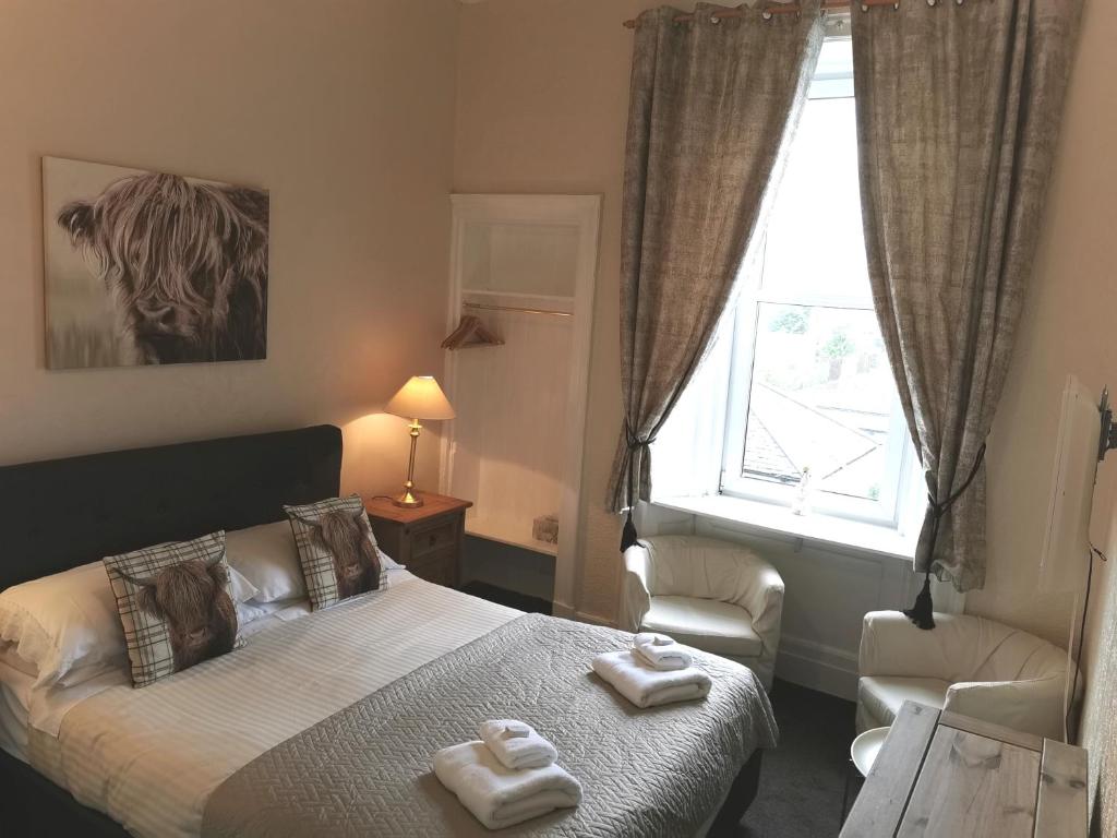 爱丁堡布利格欧东旅馆的一间卧室配有一张床,上面有两条毛巾