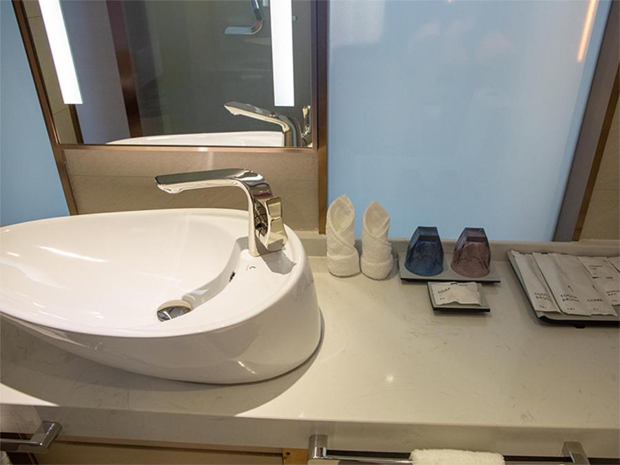 恩施Lavande Hotel Enshi Cultural Center的浴室设有白色水槽和镜子