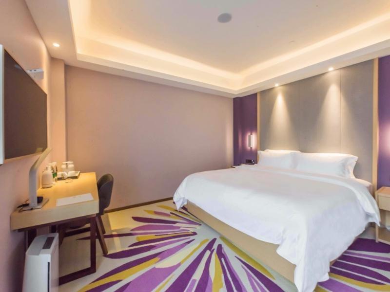 无锡Lavande Hotel Wuxi Taihu Avenue的卧室配有一张白色大床和一张书桌