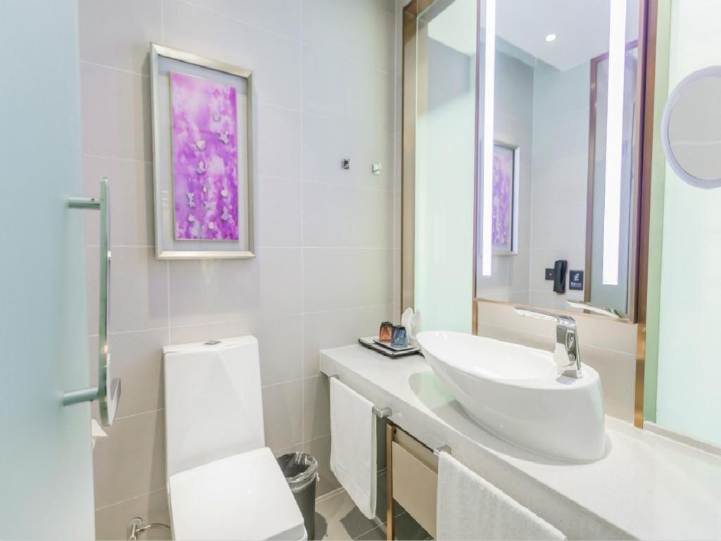 锦州Lavande Hotel Jinzhou Jiefang Road Kaixuan Building的白色的浴室设有水槽和镜子