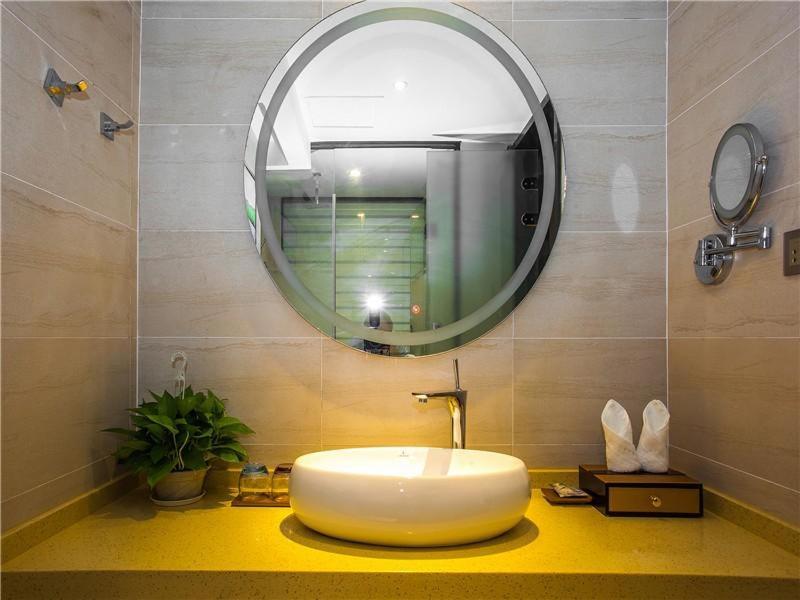 赣州丽枫酒店(黄金广场店) 的一间带水槽和镜子的浴室