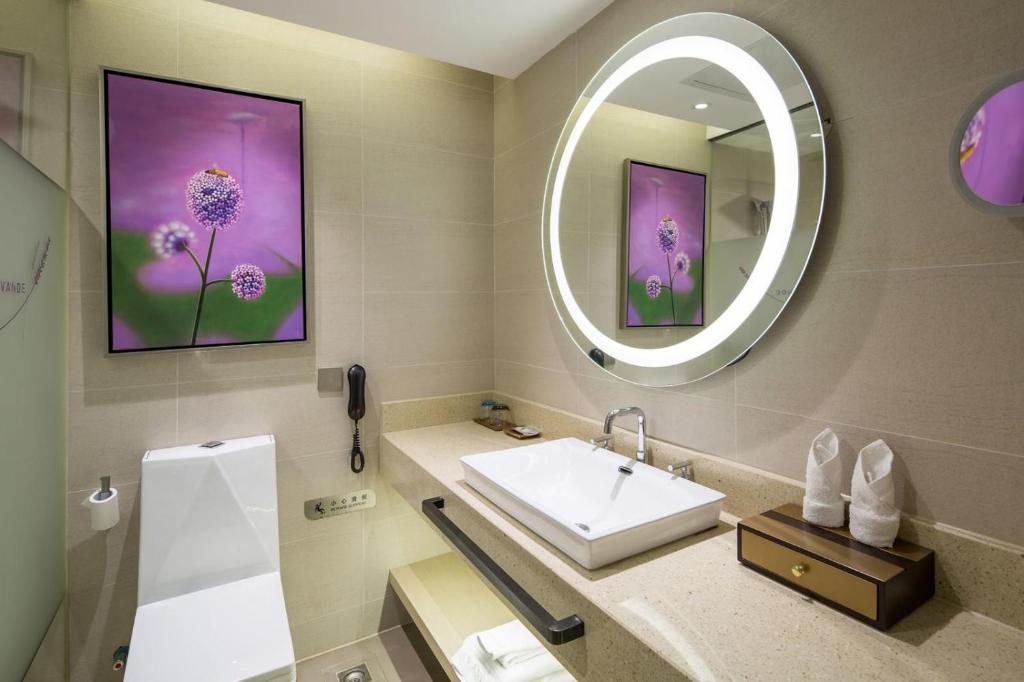 长沙Lavande Hotel Changsha High-speed Railway Station Shuling的一间带水槽和镜子的浴室