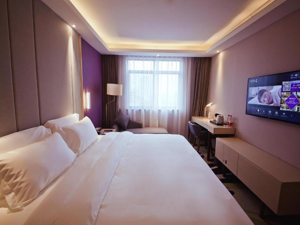 长沙Lavande Hotel (Changsha Railway Station Branch)的酒店客房设有一张大床和一台电视机。