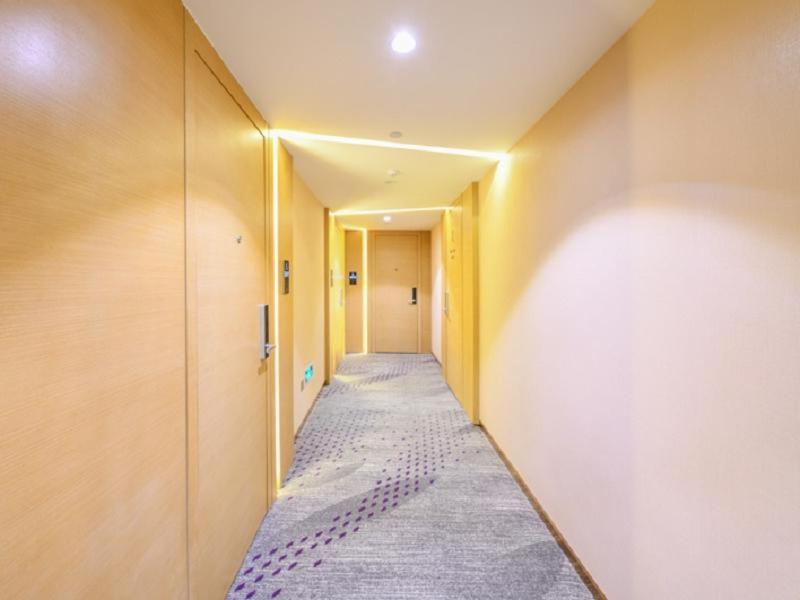 沈阳Lavande Hotel (Shenyang Olympic Center Wanda Branch)的走廊走廊的走廊,有长长的走廊