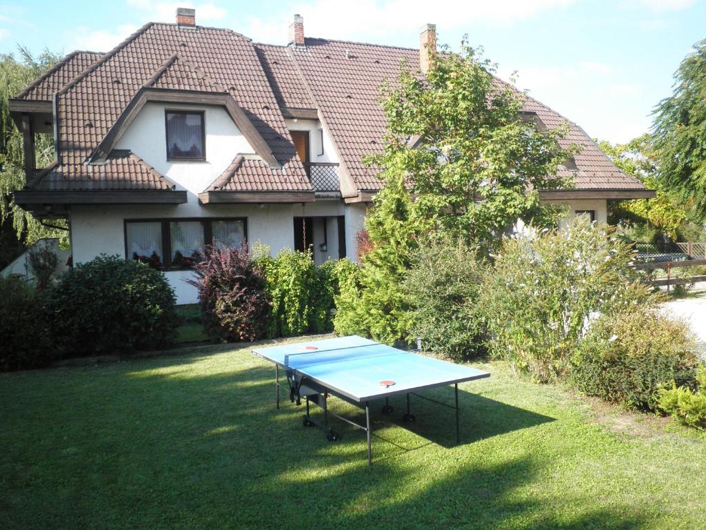 希欧福克Gründner Vendégház的房子院子内的乒乓球桌