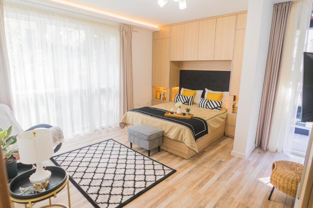 瓦尔纳Sevastopol apartments Varna的一间卧室设有一张床和一个大窗户