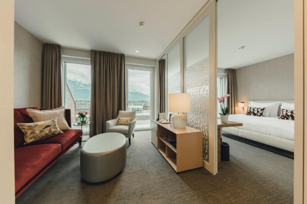 瓦杜兹Central by Residence Hotel的酒店客房设有沙发、床和窗户。