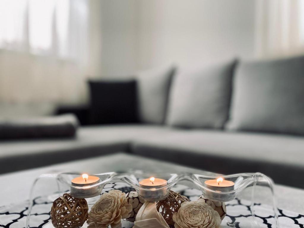 齐尔Luxuriöses und modernes Apartment zum Wohlfühlen的茶几上方的一张带蜡烛的桌子
