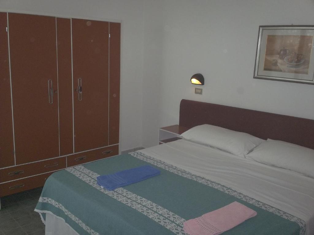 里米尼玛格达酒店的一间带床和橱柜的小卧室