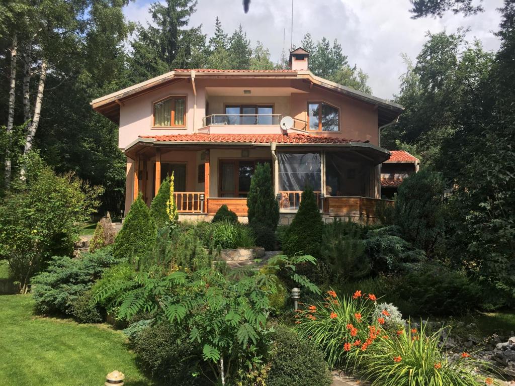 ZheleznitsaLuxury Villa Borina的前面有花园的房子