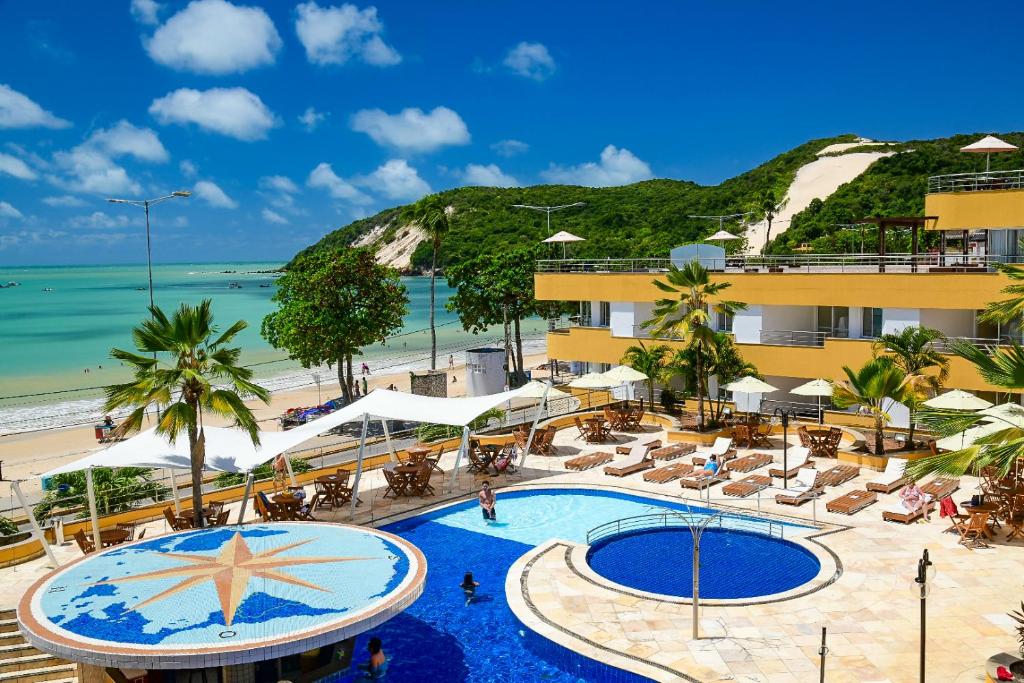纳塔尔纳塔尔水族馆酒店的一个带游泳池和海滩的度假胜地