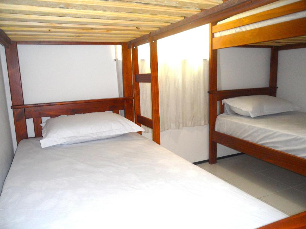 福塔莱萨波隆戈迪旅馆的一间卧室设有两张双层床和一扇窗户。