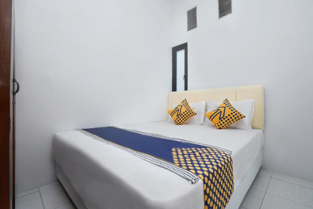 GresikSPOT ON 2479 Berkah Residence Syariah的一张白色的床,上面有两个枕头