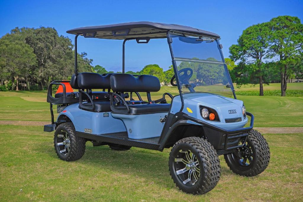 德斯坦Seascape Golf Villa 11 C的停在草地上的蓝色高尔夫球车