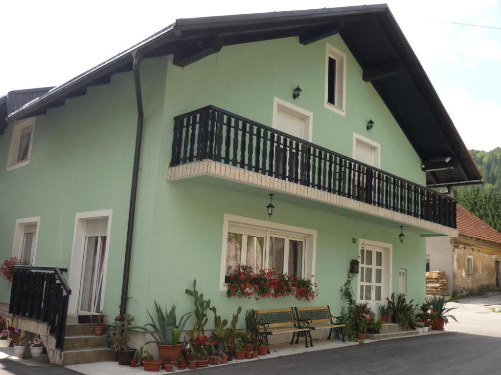洛克维波托克旅馆的带阳台和长凳的绿色房屋