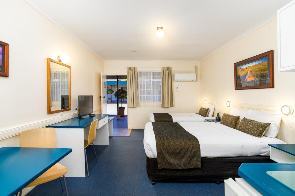 土乌巴苹果胶汽车旅馆的酒店客房配有两张床和一张书桌