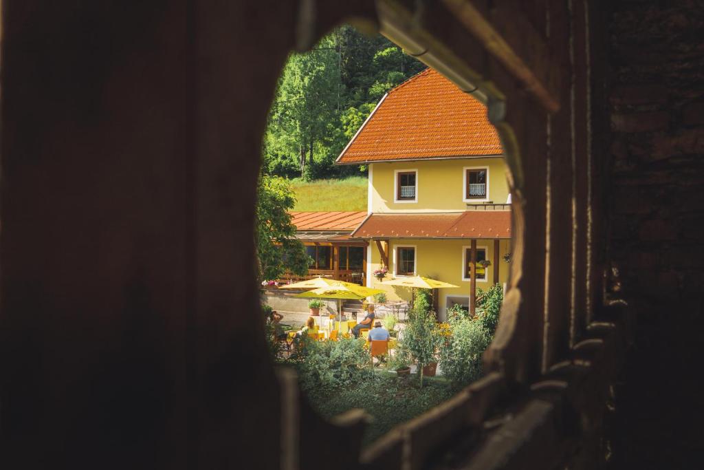 LendorfBerggasthof Karlbauer的透过窗户可欣赏到花园美景