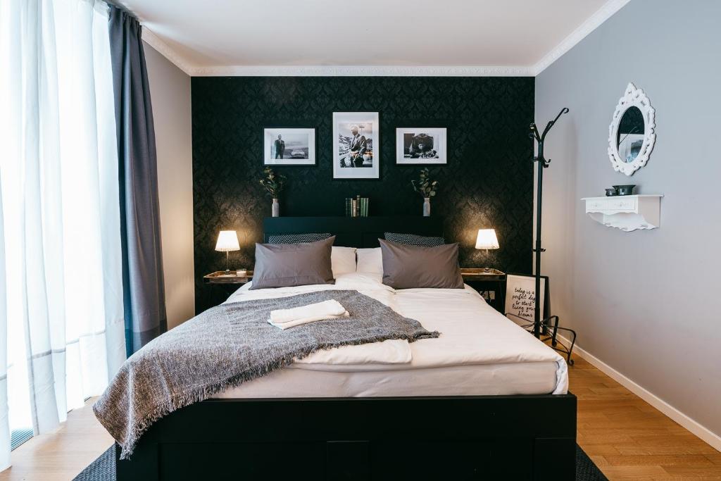格拉茨Luxury Downtown Appartement mit Garage的一间卧室设有一张大床和绿色的墙壁