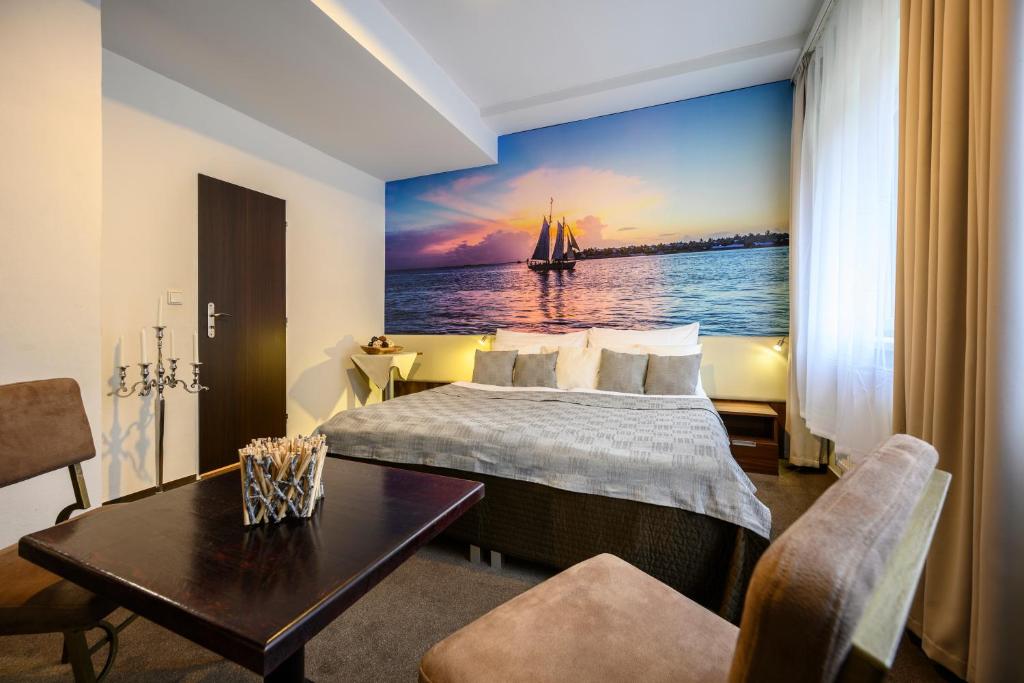 布尔诺乌素兰卡酒店的水中带一张床和帆船的酒店客房