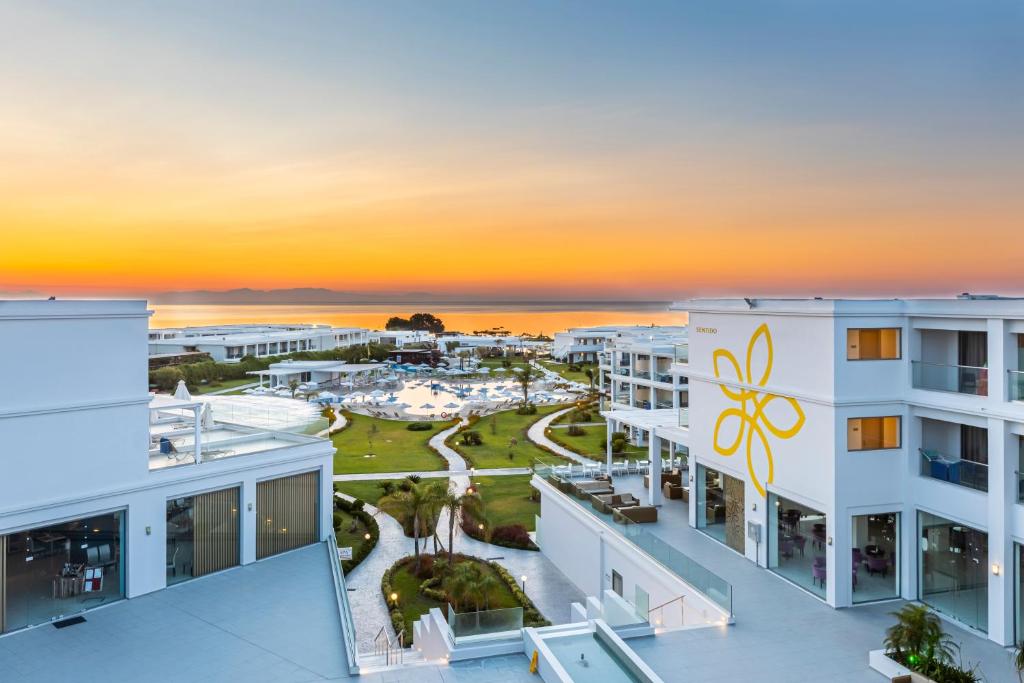 阿凡杜Sentido Asterias Beach Resort的建筑的背景是日落