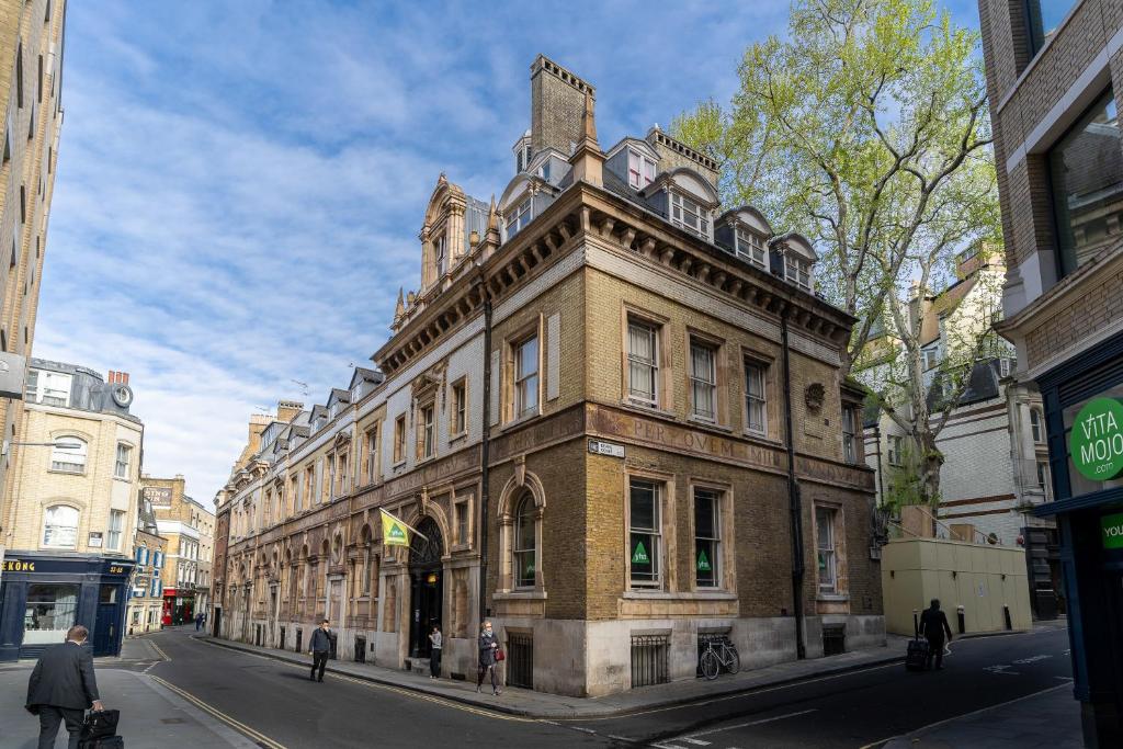 伦敦伦敦圣保罗青年旅舍的城市街道上一座大型砖砌建筑