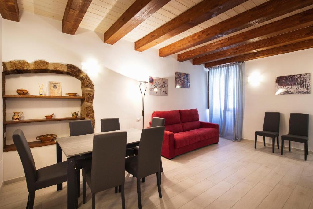 奥维多La Cava dei Sogni的客厅配有红色的沙发和桌子