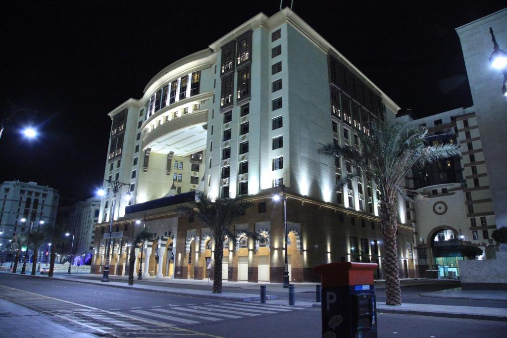 麦地那Rua Al Hijrah Hotel的城市街道上的一个大型建筑