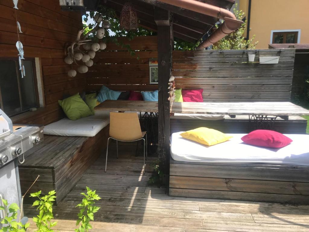 萨尔察赫河畔戈灵Villa Nussbaum的庭院配有两张床、一张桌子和一把椅子