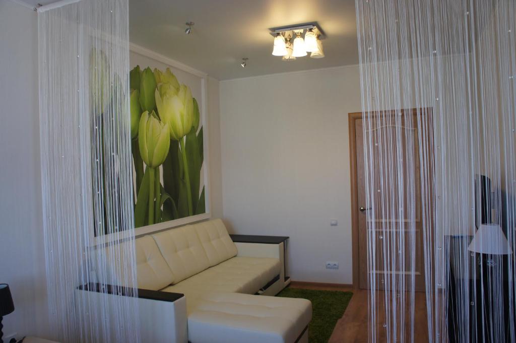 奥廖尔道夫俱乐部酒店的客厅配有沙发和墙上的绘画