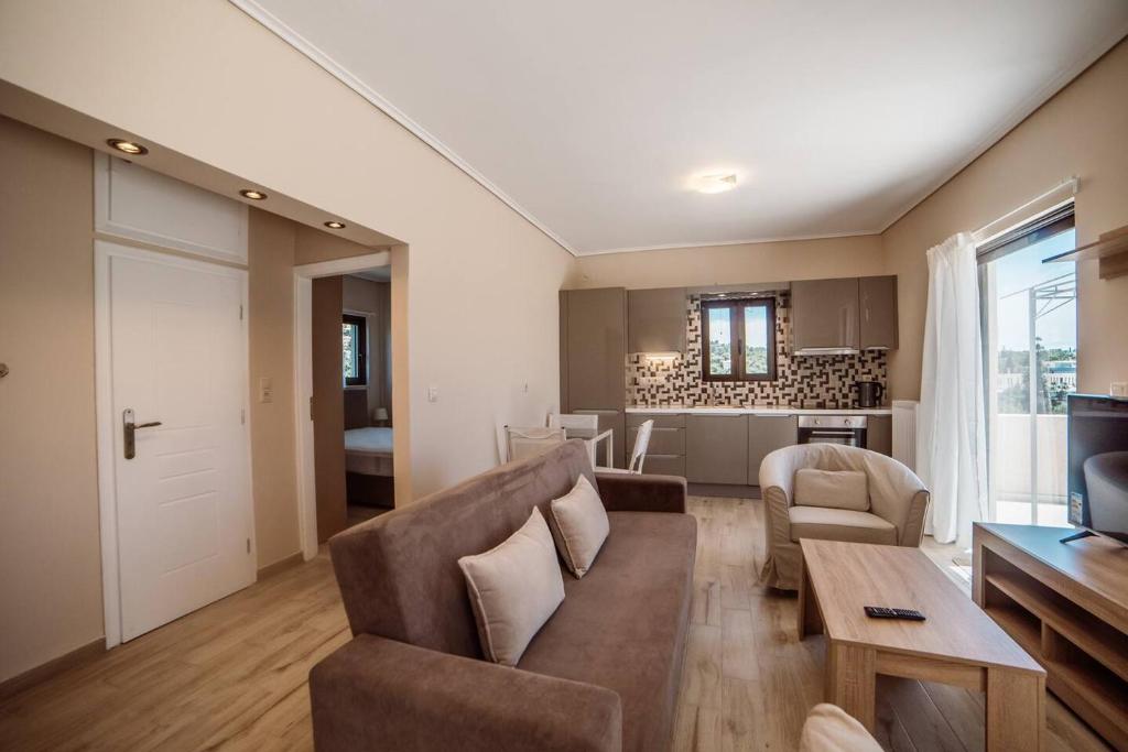 雅典Athens, North Suburbs, Luxury Penthouse的客厅配有沙发和桌子