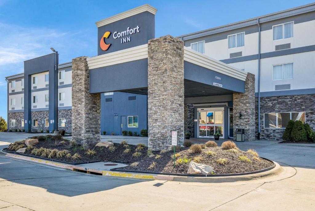 Bonner SpringsComfort Inn Bonner Springs Kansas City的前面有标志的建筑