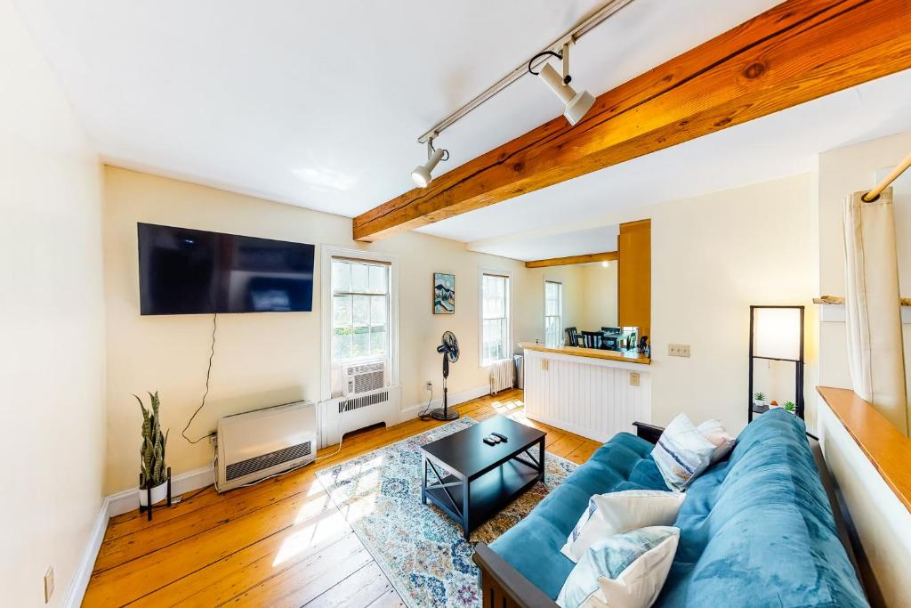 斯托Stowe Mountain Road Escape的客厅配有蓝色的沙发和电视
