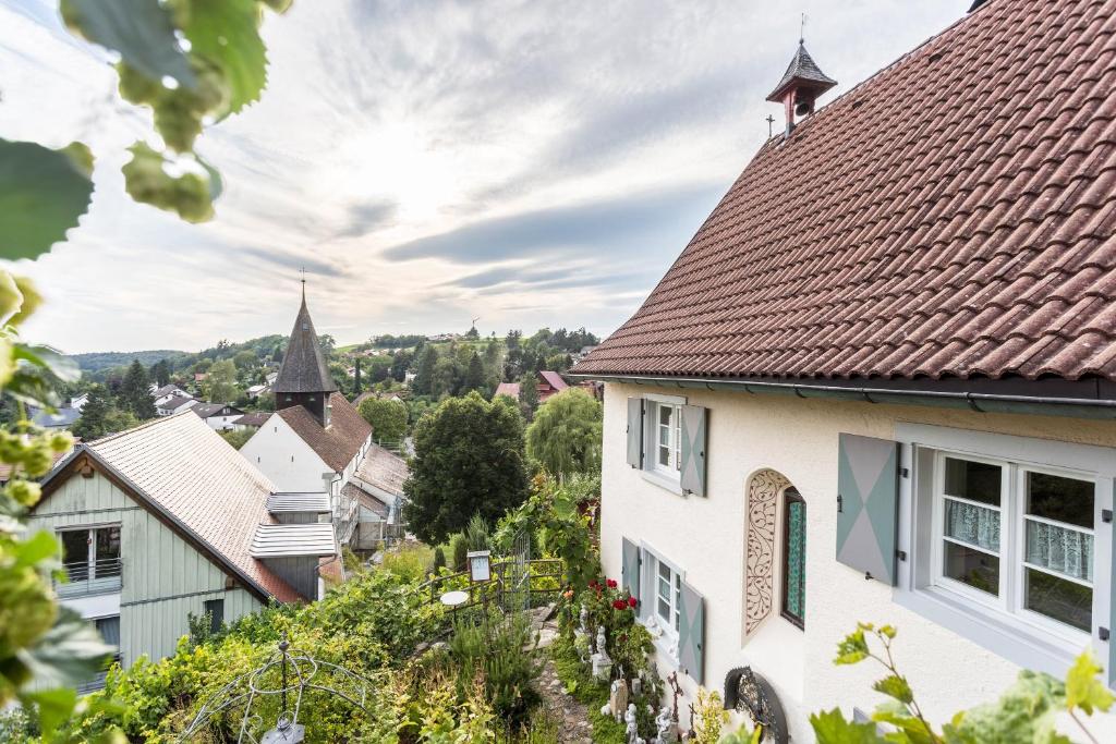 厄赫宁根Ferienhaus St. Michael的享有带房屋的城镇景致