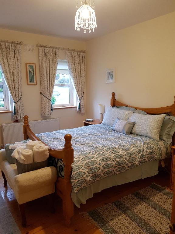 博伊尔Hillgrove House的一间卧室配有一张床和一个吊灯