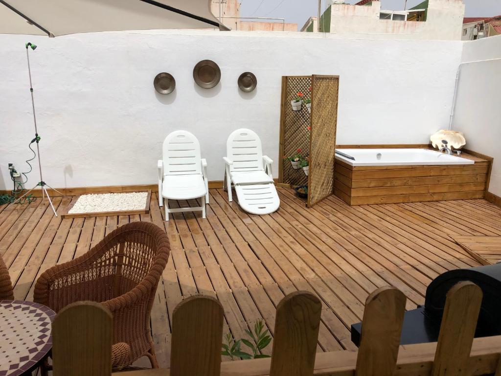 拉克鲁斯Punta Brava Relax的一个带三把椅子的甲板和浴缸