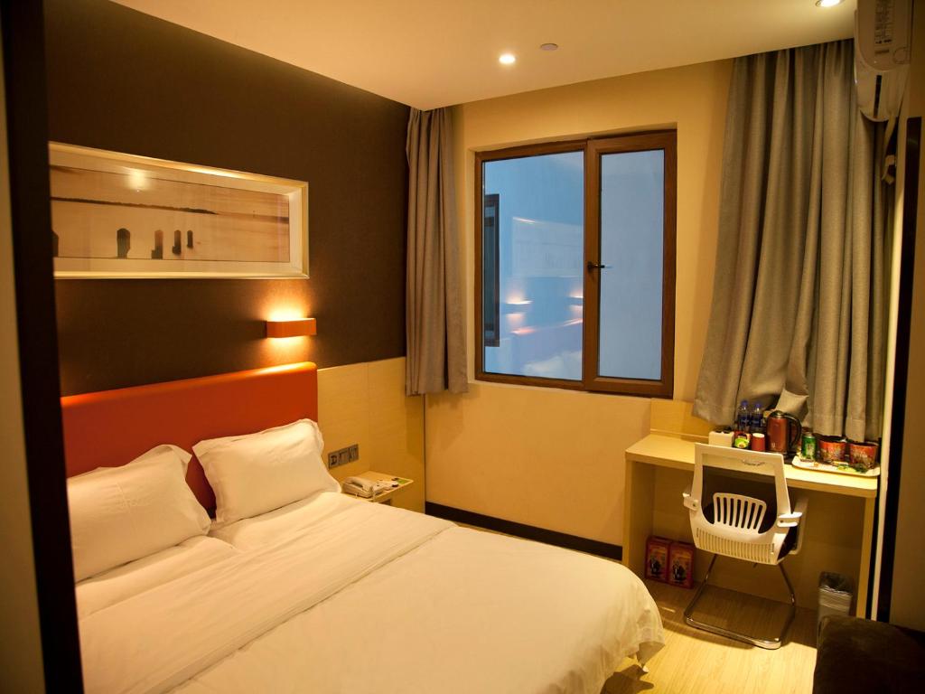哈尔滨7天优品·哈尔滨学府路店的酒店客房设有床和窗户。