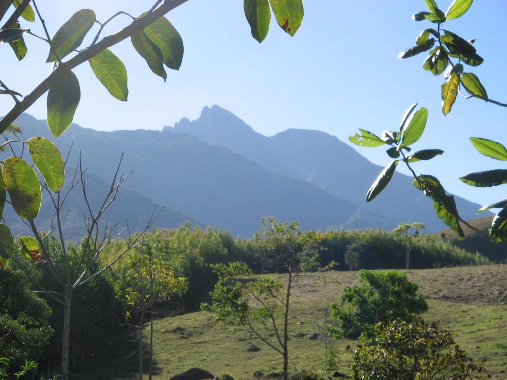 克鲁赛罗Sítio Serra do Gigante的享有农场的山景