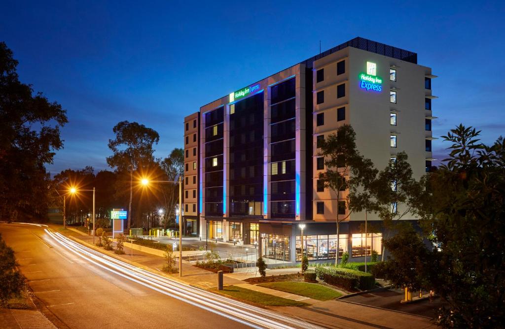 悉尼智选假日酒店，悉尼麦格理公园的街上的一座建筑,晚上有灯