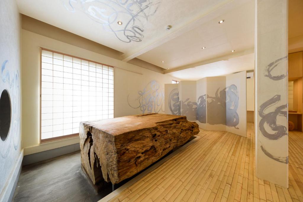 镰仓市Yuigahama 千世的带窗户的客房内设有一张大型木床的房间