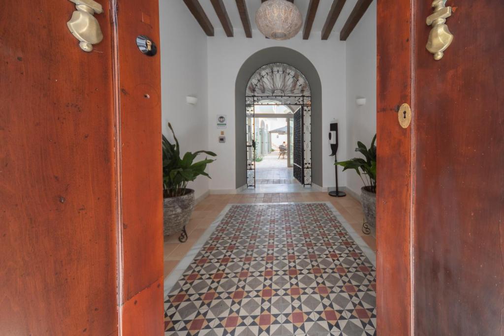 桑卢卡尔-德巴拉梅达Albariza Hotel Boutique的开放式走廊,铺有瓷砖地板,设有入口