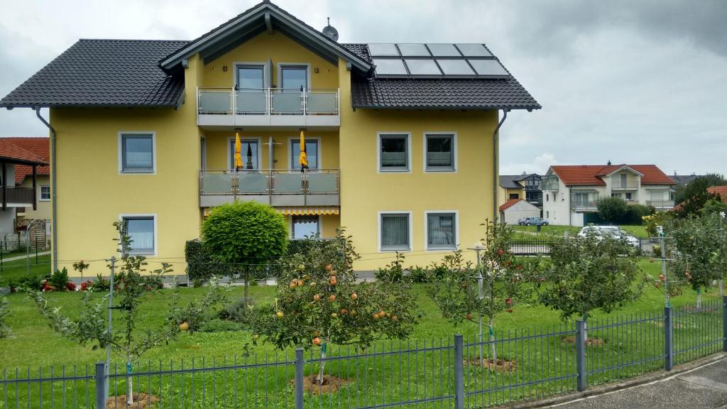 基尔夏姆Landhaus Lehner的黄色的房子,上面有太阳能电池板
