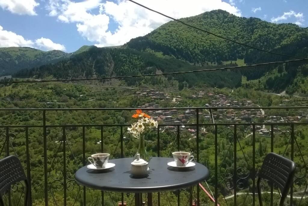 美特索文Baou House的一张桌子,在山景阳台上放着两杯茶