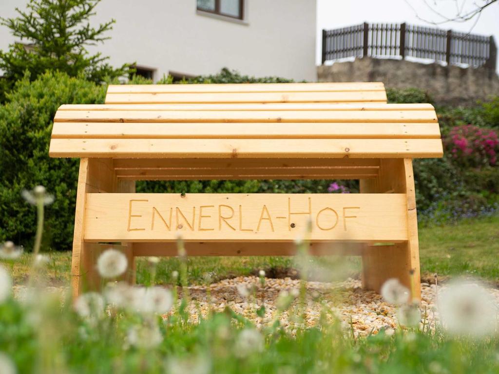 波滕施泰因Ennerla Hof的木凳上写着紧急热字
