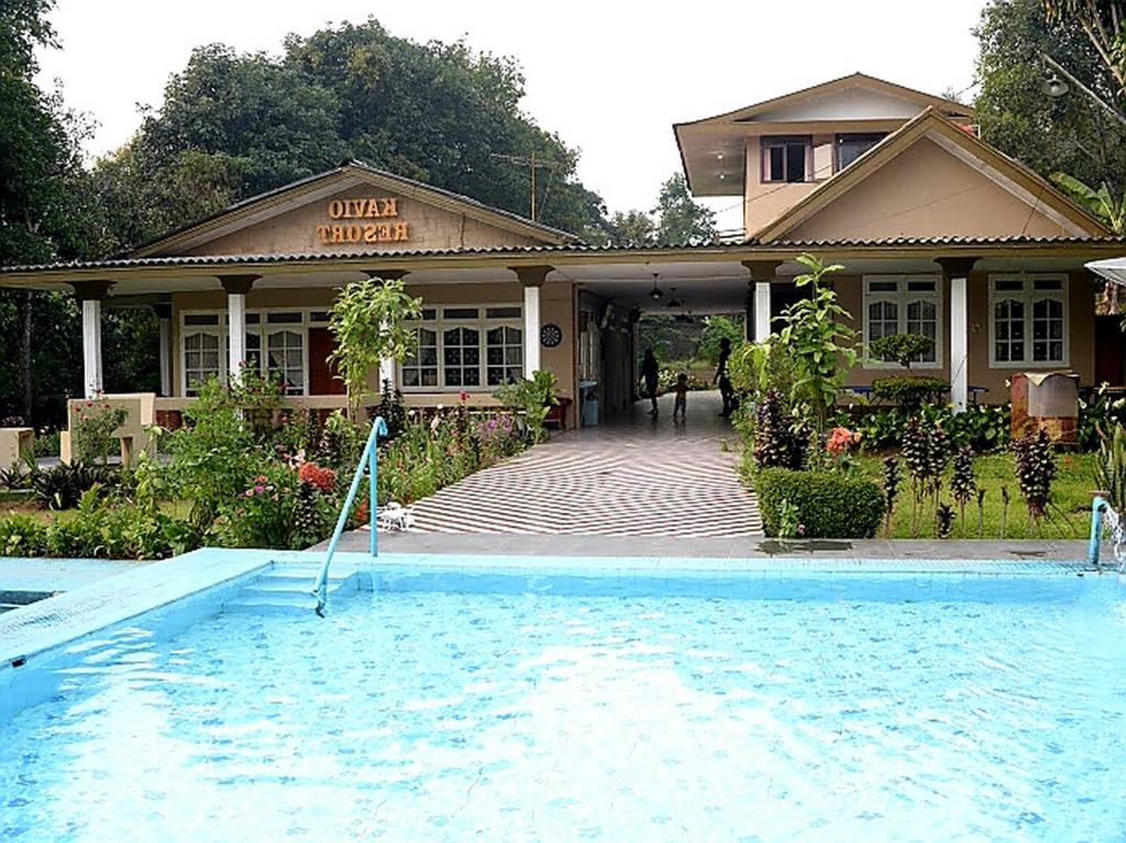 茂物Residences by RedDoorz near Taman Safari的房屋前有游泳池的房子