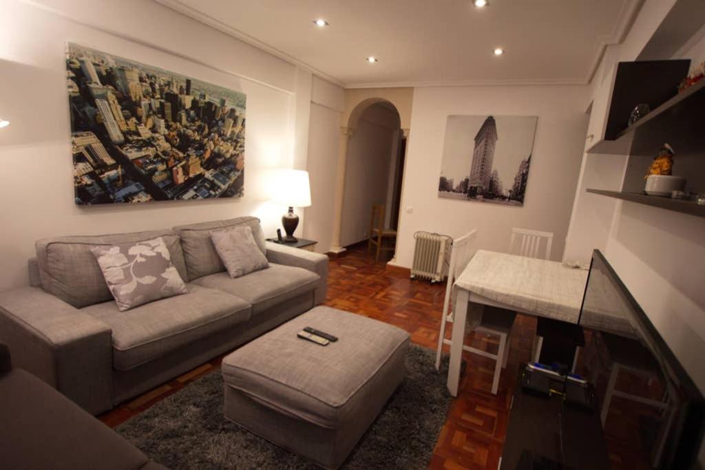 桑坦德Apartamento Playa del Sardinero的客厅配有沙发和桌子