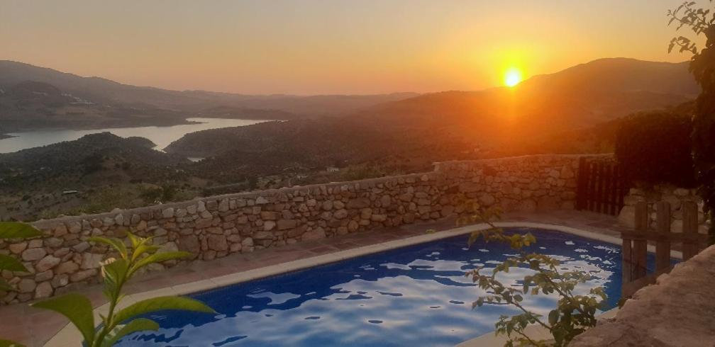 埃尔加斯托尔Cortijo El Pajar的一座享有日落美景的游泳池