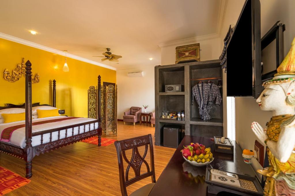 暹粒Beyond Yangon Inn的一间卧室设有一张床和一间客厅。