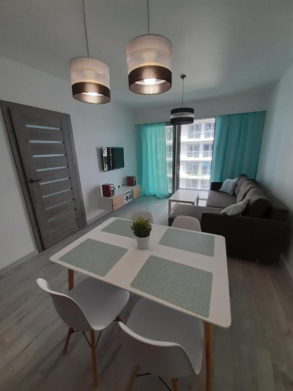 米兹多洛杰Apartament Aniutka的客厅配有桌子和沙发